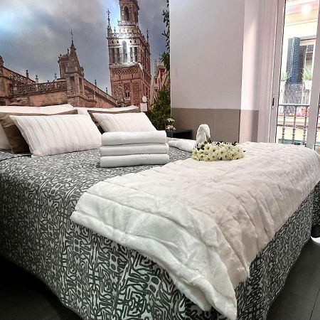 Hostal Paco'S Sevilla Dış mekan fotoğraf A bed with a duvet