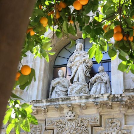 Hostal Paco'S Sevilla Dış mekan fotoğraf The Orange Trees of Sorrento