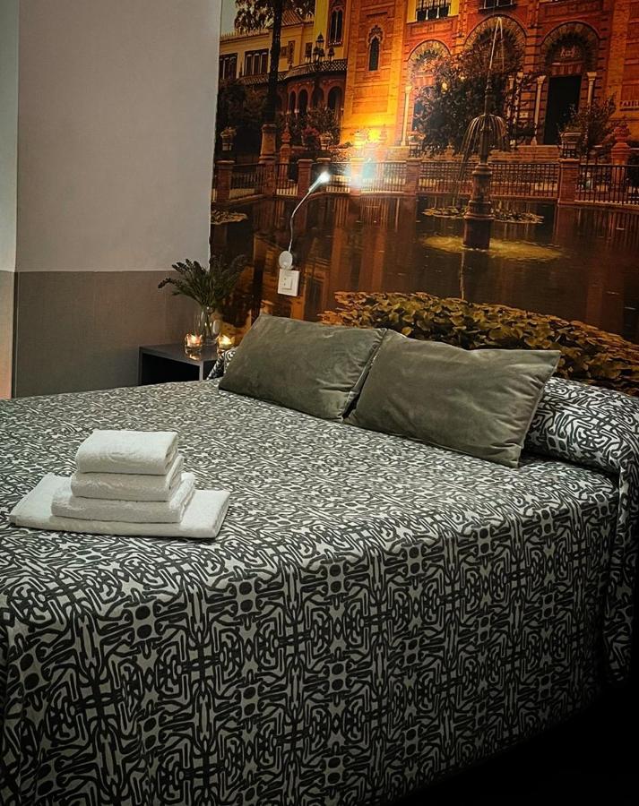 Hostal Paco'S Sevilla Dış mekan fotoğraf A bed with a duvet