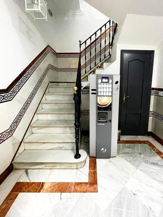Hostal Paco'S Sevilla Dış mekan fotoğraf A coffee vending machine