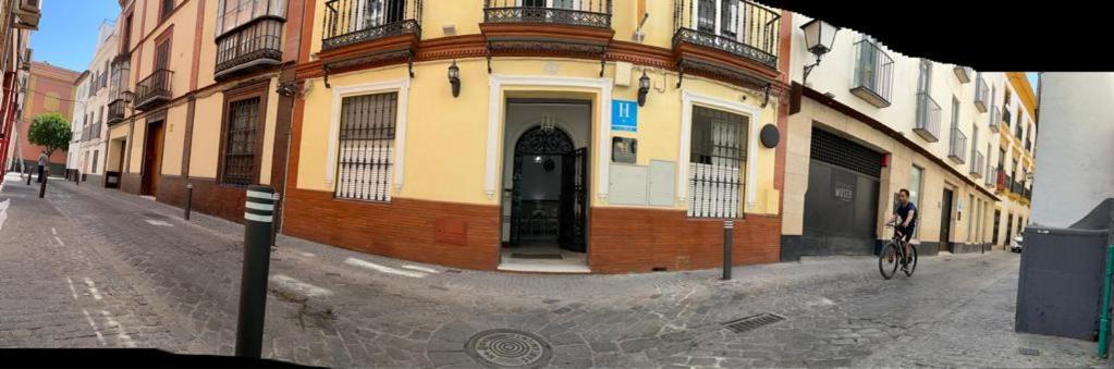 Hostal Paco'S Sevilla Dış mekan fotoğraf The house of the Duke of Medinaceli in Madrid, where he lived from 1905 to 1910.