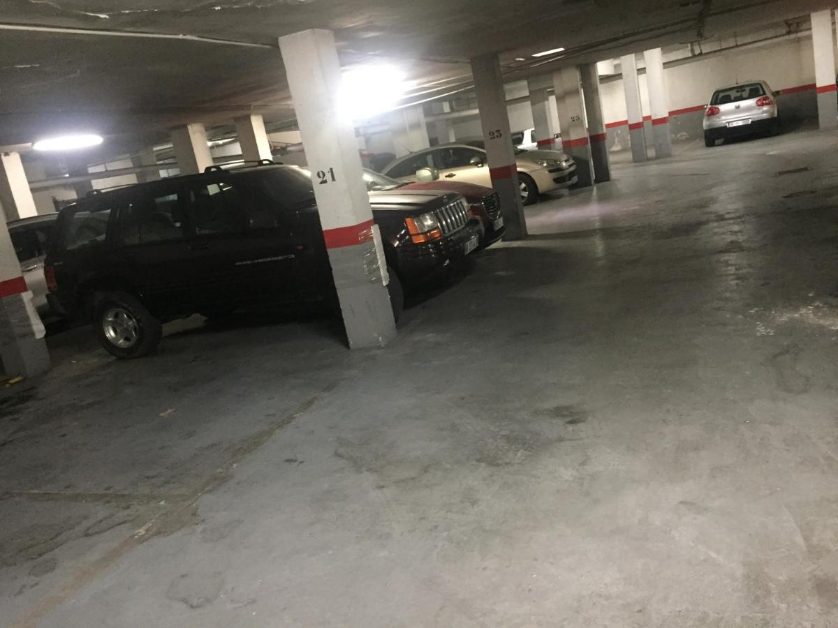 Hostal Paco'S Sevilla Dış mekan fotoğraf The parking garage at the station