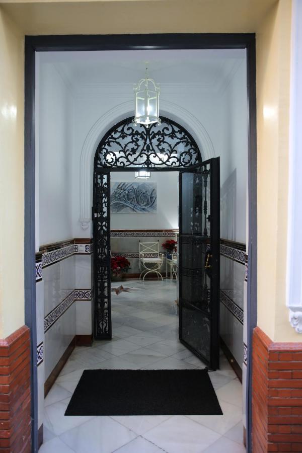Hostal Paco'S Sevilla Dış mekan fotoğraf Entrance to the patio