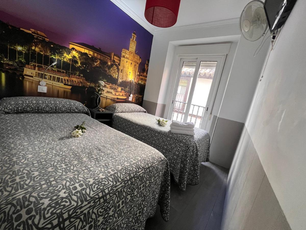Hostal Paco'S Sevilla Dış mekan fotoğraf A room at the hotel