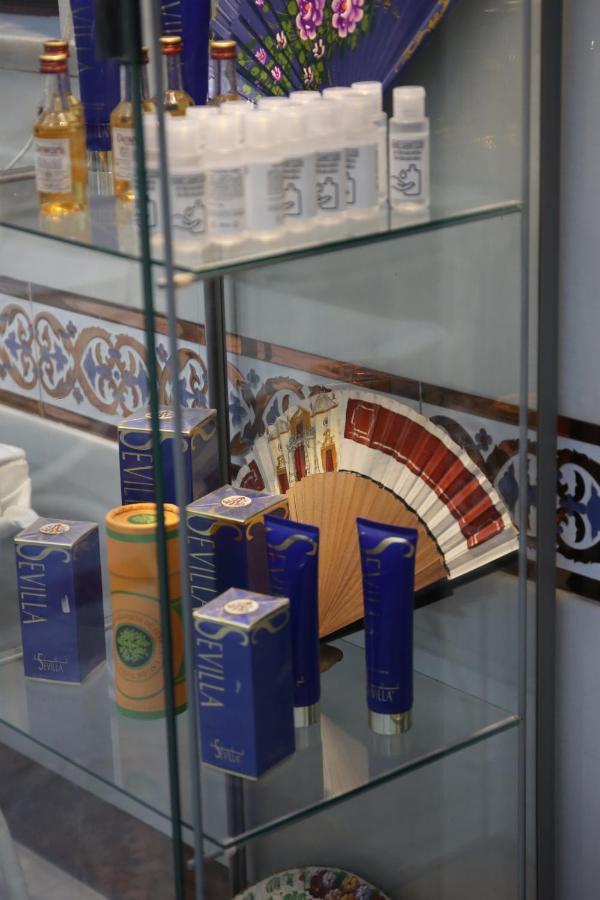 Hostal Paco'S Sevilla Dış mekan fotoğraf A collection of Estee Lauder products