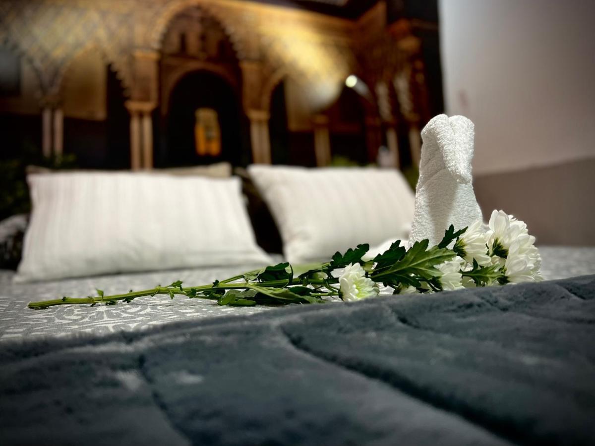Hostal Paco'S Sevilla Dış mekan fotoğraf A towel swan