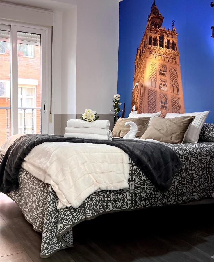 Hostal Paco'S Sevilla Dış mekan fotoğraf A bed with a duvet