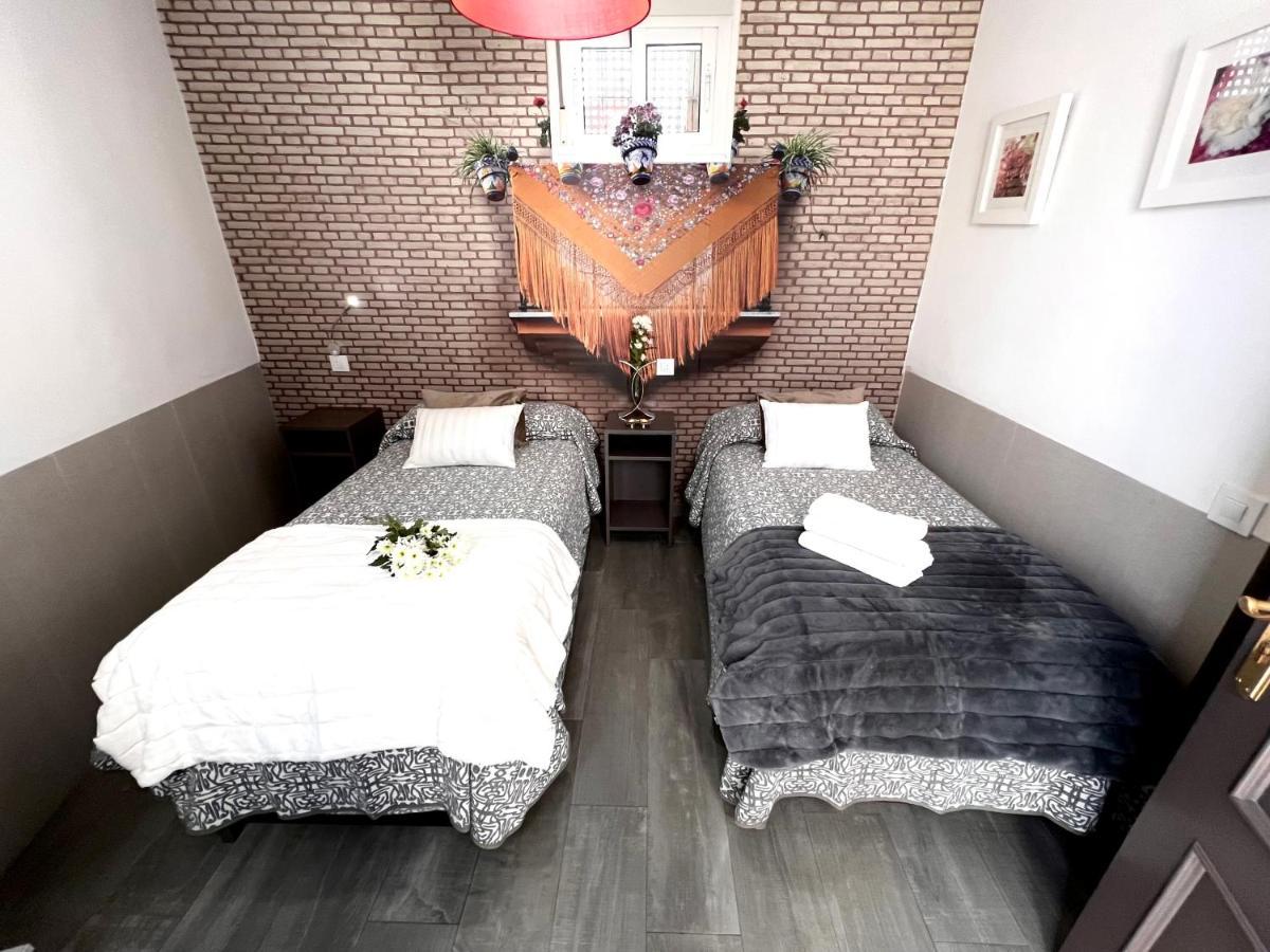 Hostal Paco'S Sevilla Dış mekan fotoğraf A room at a love hotel in Tokyo