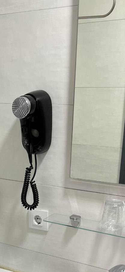 Hostal Paco'S Sevilla Dış mekan fotoğraf A wall-mounted hair dryer