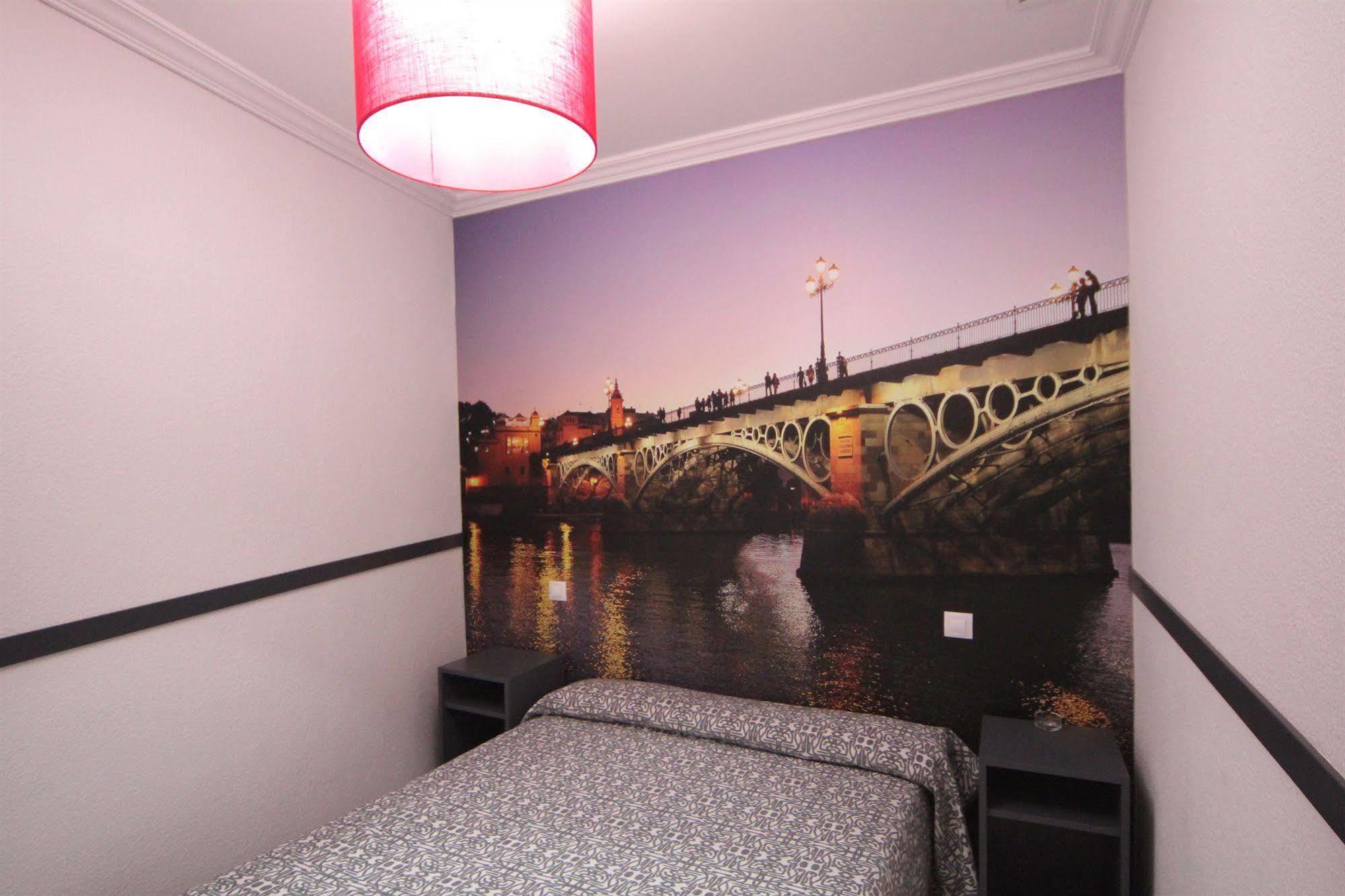 Hostal Paco'S Sevilla Dış mekan fotoğraf A room at the hotel