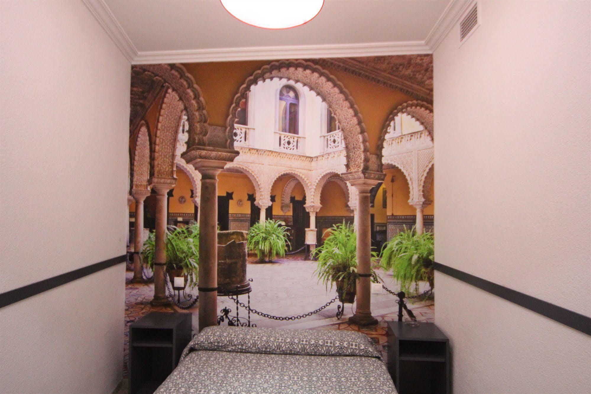 Hostal Paco'S Sevilla Dış mekan fotoğraf The interior of the hotel