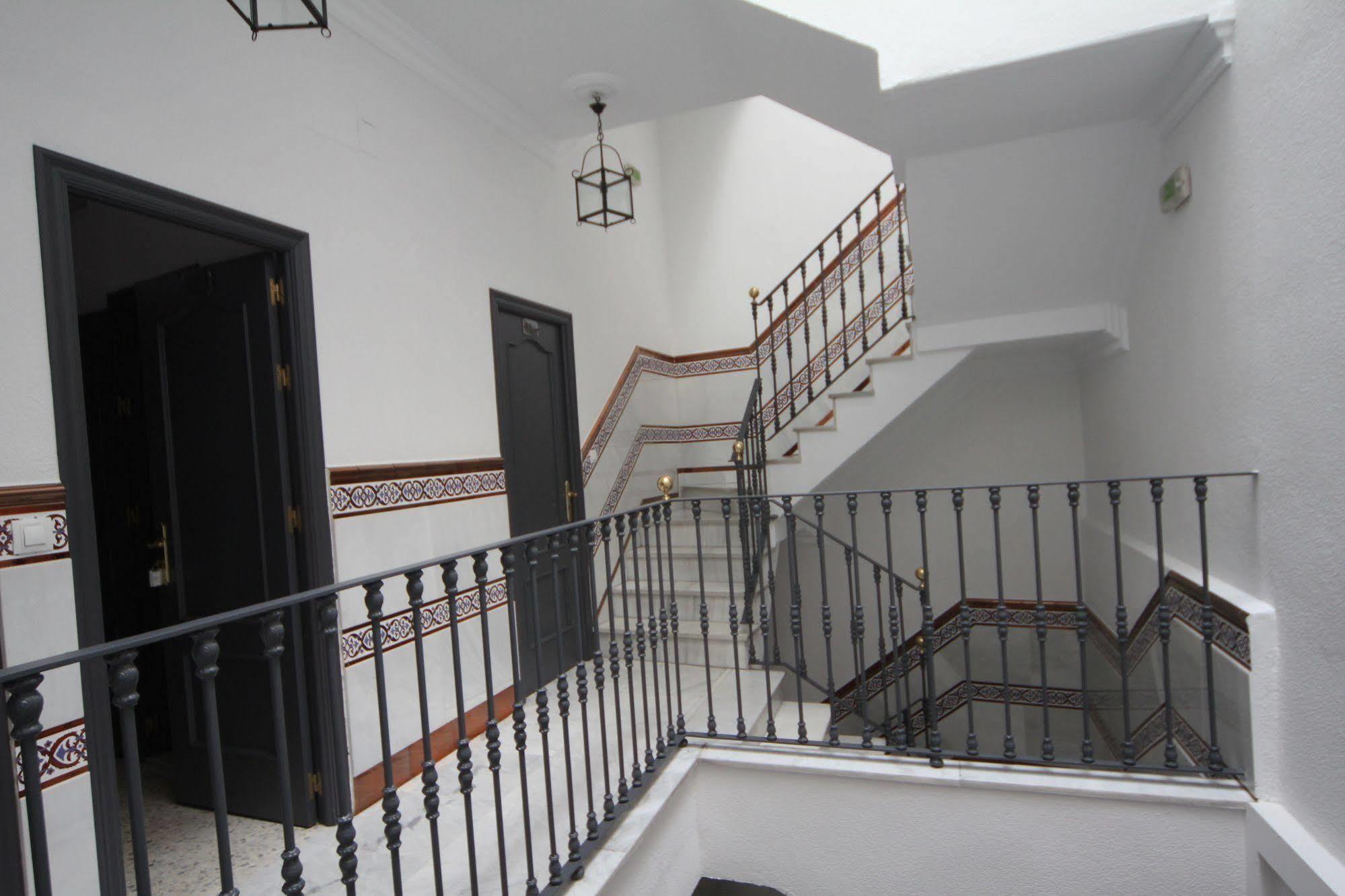 Hostal Paco'S Sevilla Dış mekan fotoğraf Staircase
